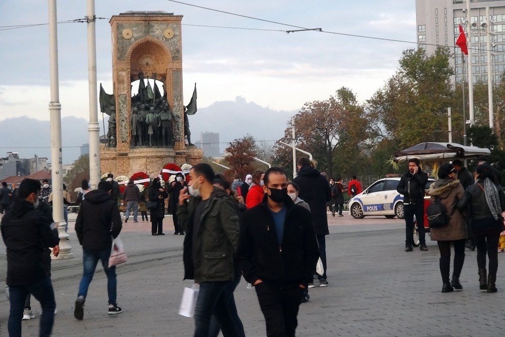 Taksim’de korona virüse rağmen oluşan kalabalık dikkat çekti