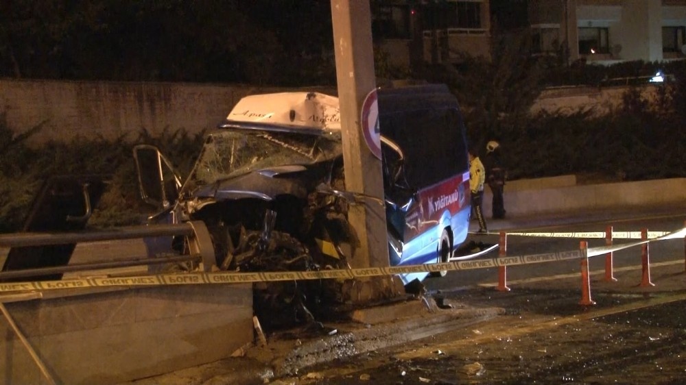 Ankara’da dolmuş yön direğine çarptı: 1 ölü, 1 yaralı