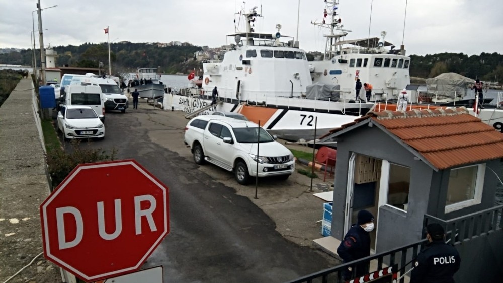 Sinop’ta içerisinde 112 kişi olduğu belirlenen kaçak göçmen teknesi yakalandı. Tekne Sahil Güvenlik tarafından Sinop Limanı’na çekildi.