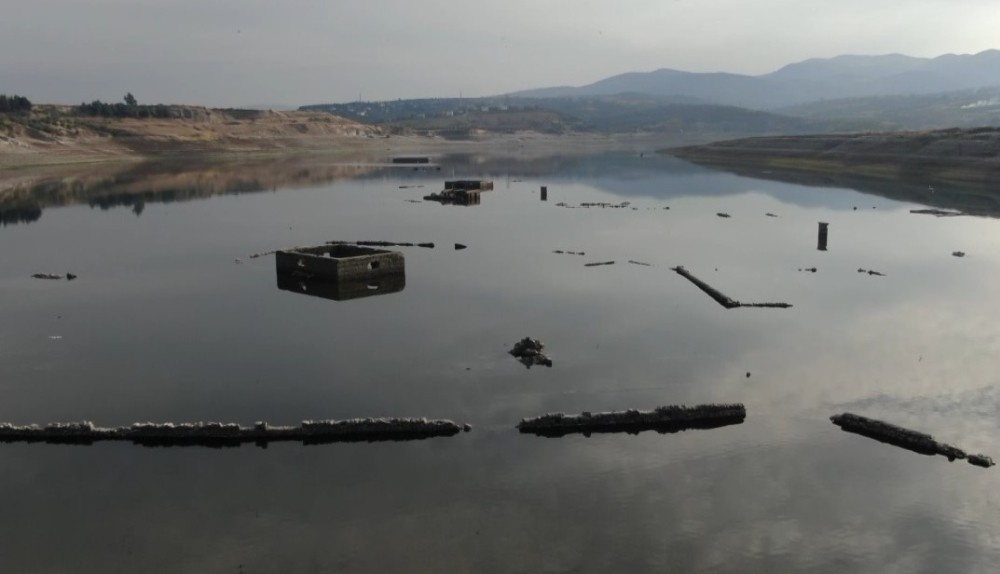 Barajda sular çekildi köyün kalıntıları ortaya çıktı