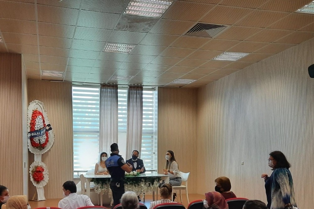 Gelin ve damada polisten korona uyarısı