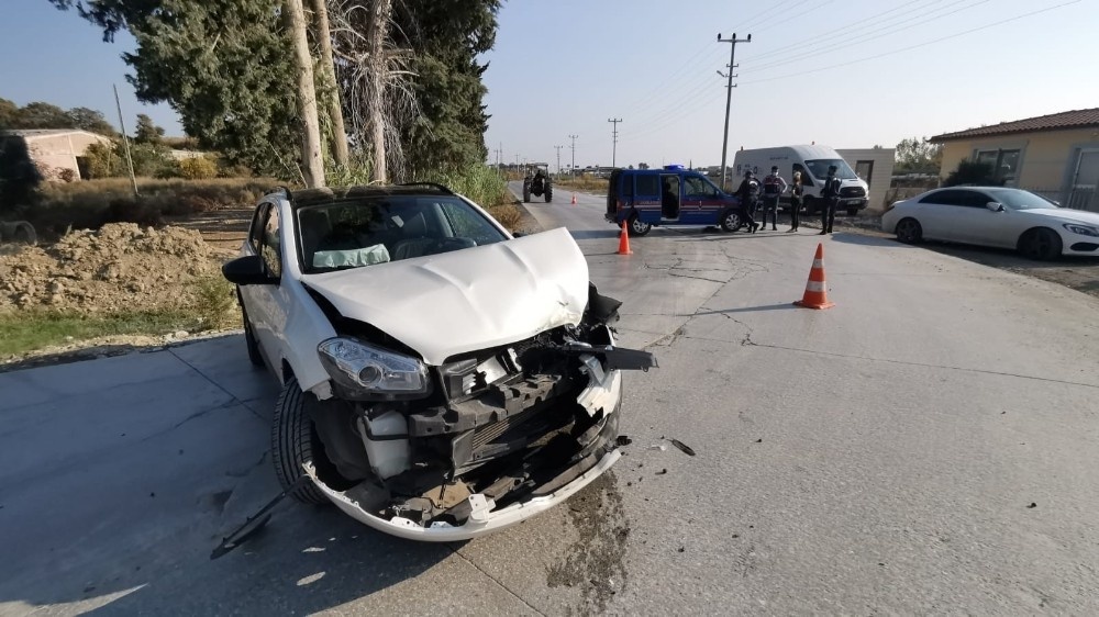 Otomobil iş makinesine çarptı: 2 yaralı