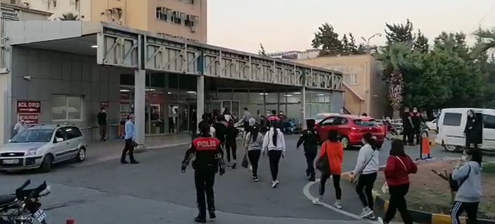 İskenderun’da masaj salonlarına şok baskın: 22 gözaltı