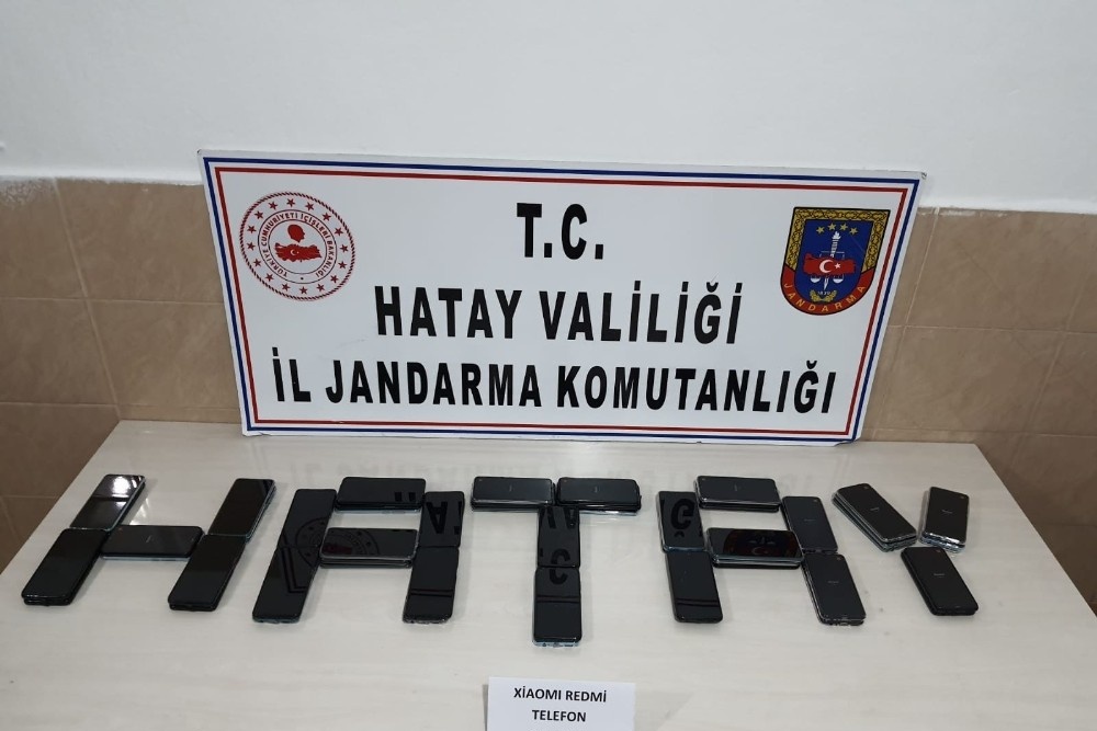 Kaza yapan araçtan 56 adet kaçak telefon çıktı