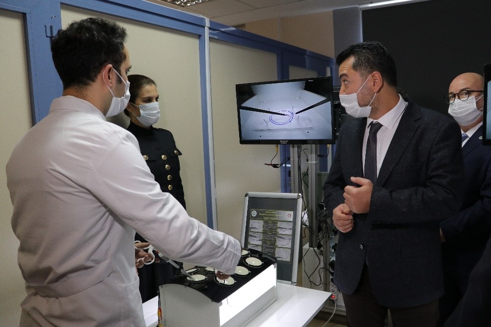 Bu laboratuvarda asistan doktorların el becerisi gelişecek
