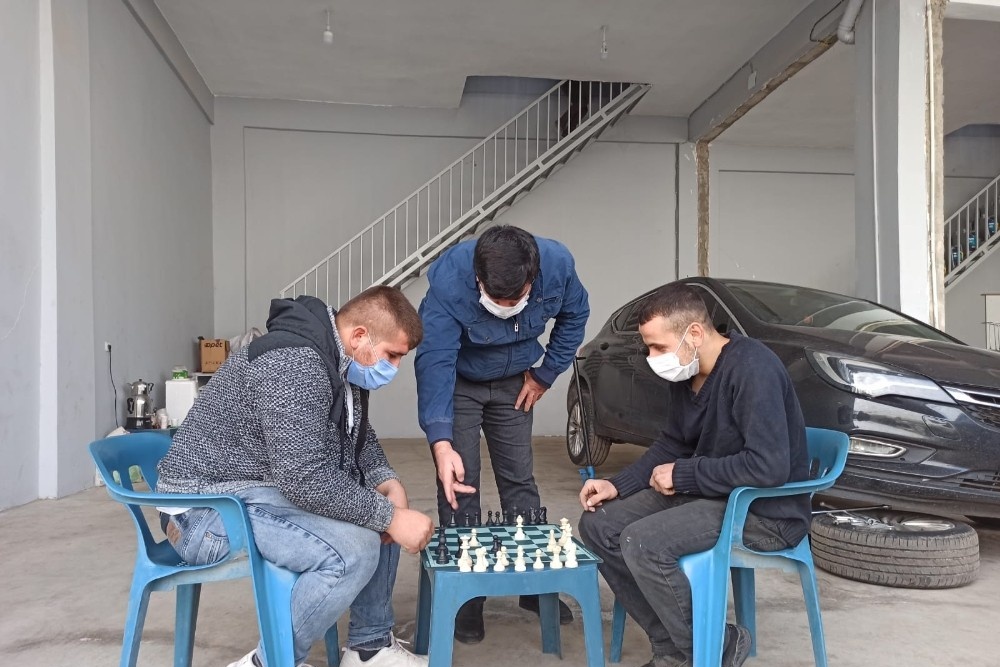 Bir taraftan araçları tamir ediyor, diğer taraftan satranç oynuyorlar