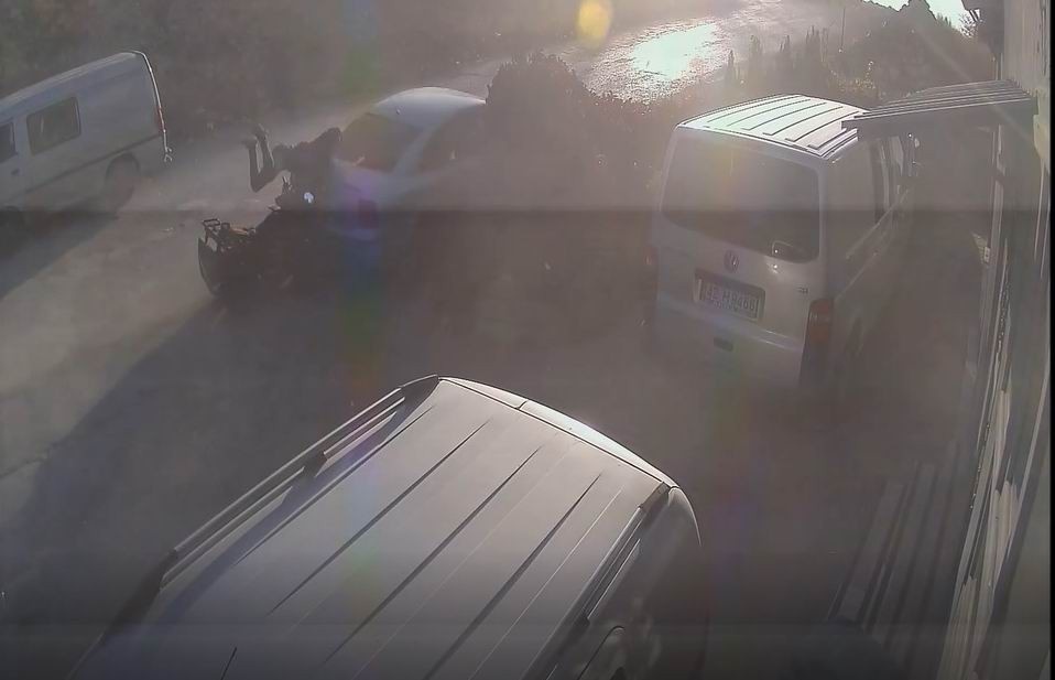 ATV’nin park halindeki otomobile çarpma anı kamerada