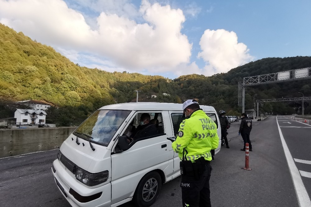 Salgınla mücadelede emniyet ekipleri hız kesmiyor