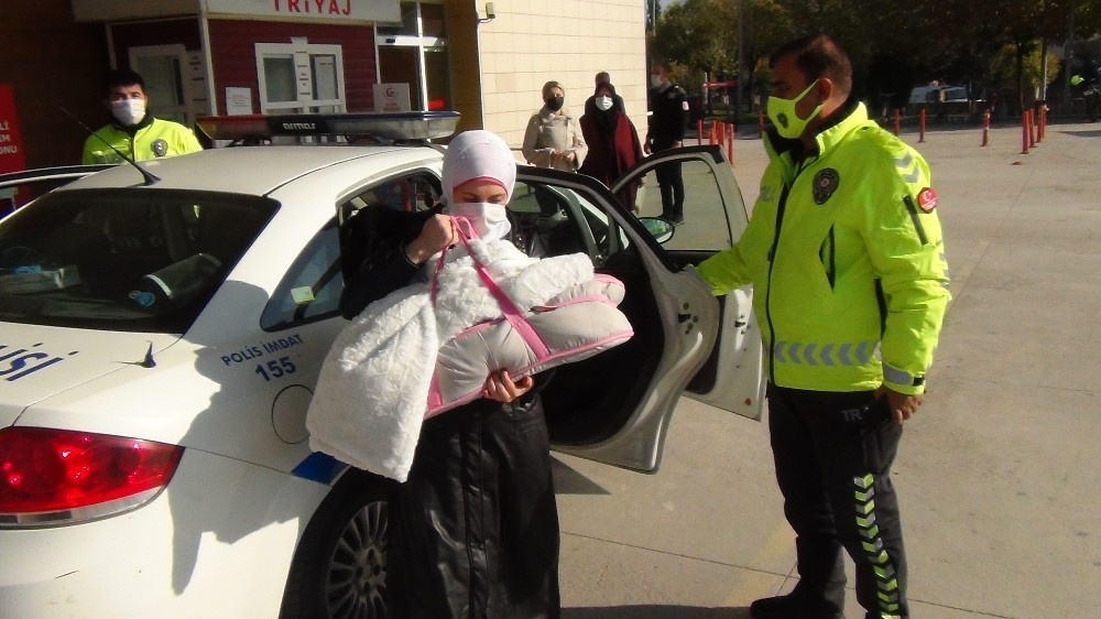 Uygulama yapan polisler duruma duyarsız kalmadı