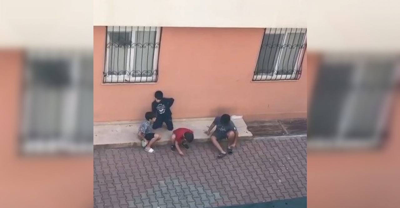 Minikler sokakta oyun oynamak yerine ekonomi konuştu