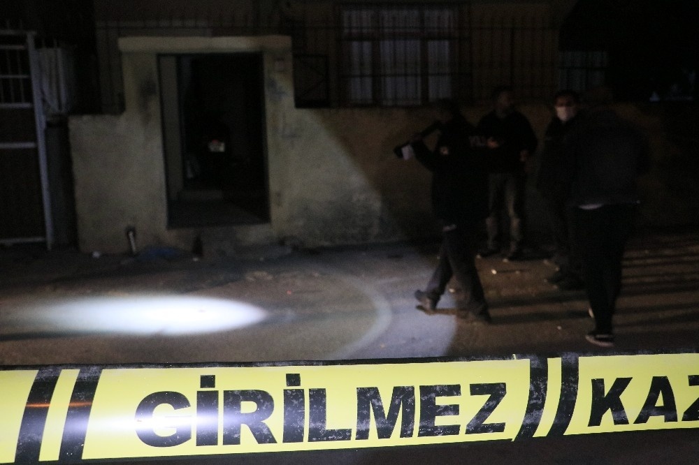 Evinin önünden pusu kurulan kişi tabancayla vuruldu