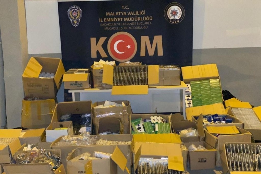 Malatya’da binlerce kaçak telefon aksesuarı ele geçirildi