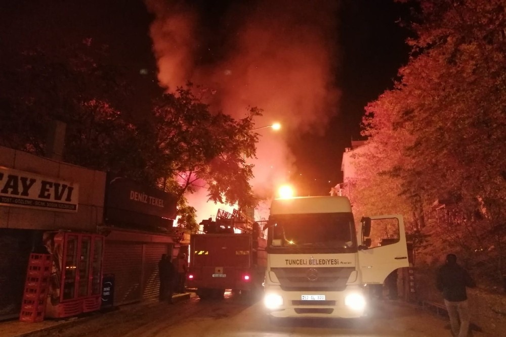 Tunceli’de alevlere teslim olan 2 katlı kafe küle döndü