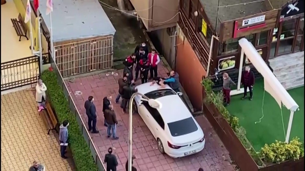Şarkıcı Bulut Duman’ın uğradığı silahlı saldırı sonrası görüntüleri cep telefonlarına yansıdı