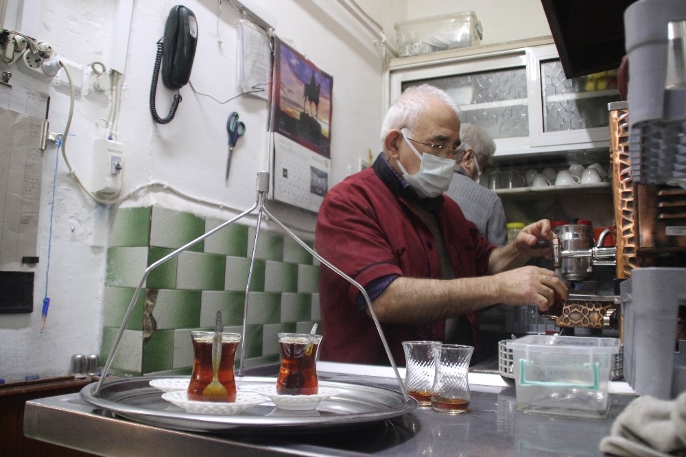 (Özel) 60 yıllık çaycının örnek esnaflığı ve hayatı kitaplaştırıldı