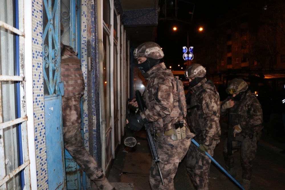 Erzurum merkezli 5 ilde uyuşturucu tacirlerine şafak operasyonu
