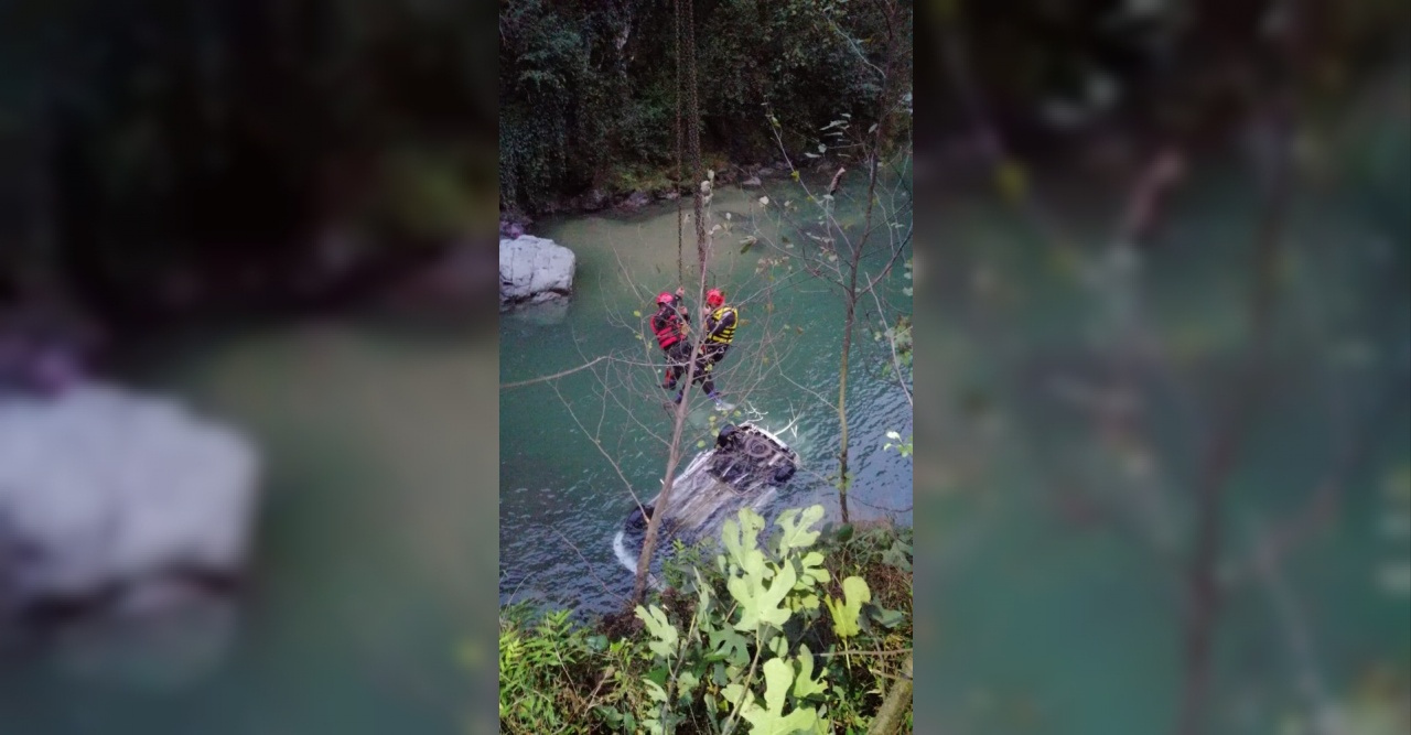 Rize’de araba dereye düştü: 1 ölü, 1 yaralı