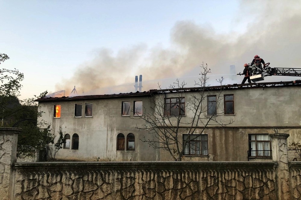 Sobadan çıkan yangın evi küle çevirdi