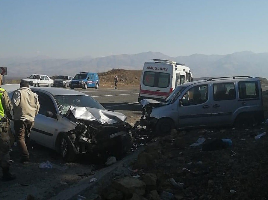 Elazığ’da araçlar kafa kafaya çarpıştı: 1 çocuk öldü, 7 kişi yaralandı