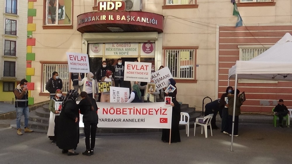 HDP önündeki ailelerin nöbeti kararlılıkla devam ediyor