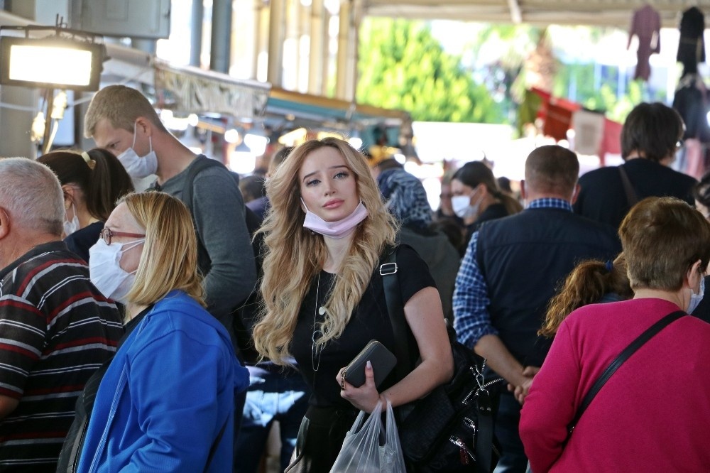 Antalya’da kapalı semt pazarında tepki çeken maske manzarası
