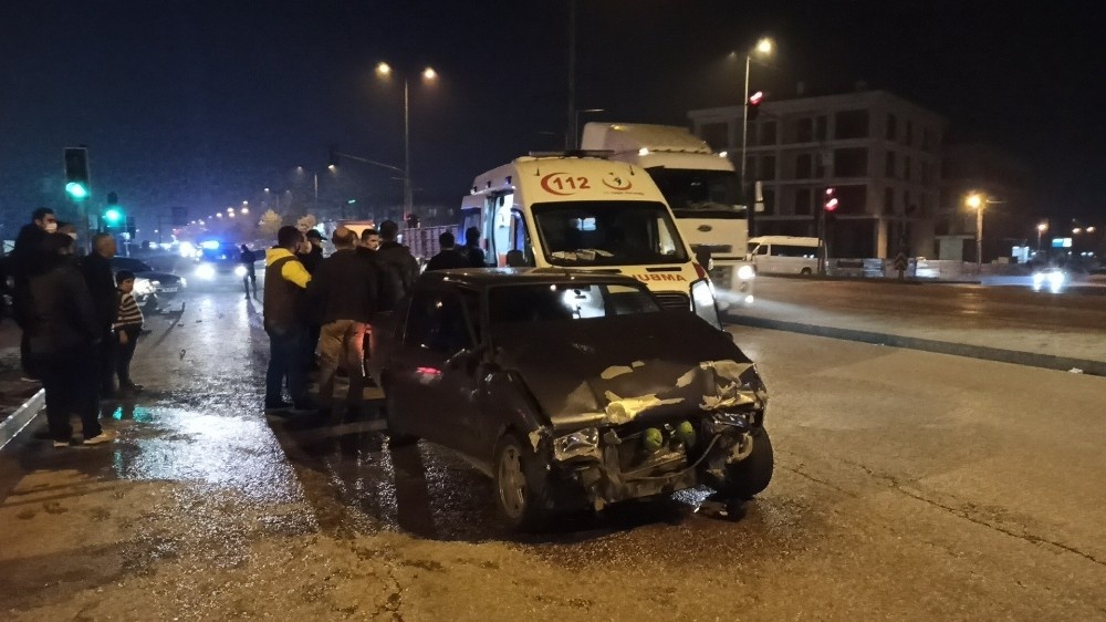Polis ambulansa binmesi için yaralıya dil döktü