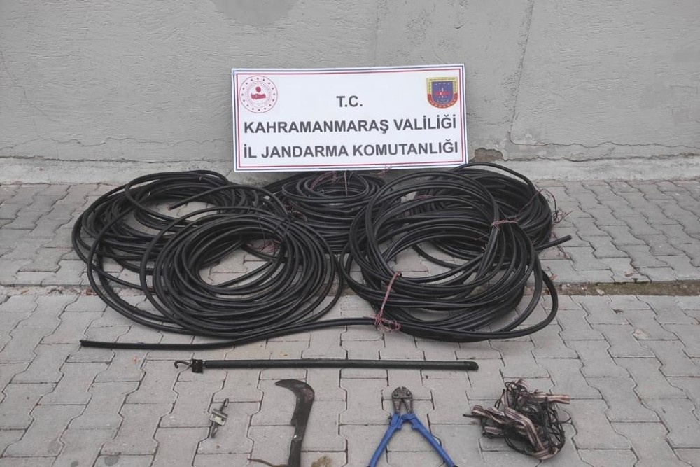 380 metre kablo çalan hırsızlar trafik kazasında yakalandı