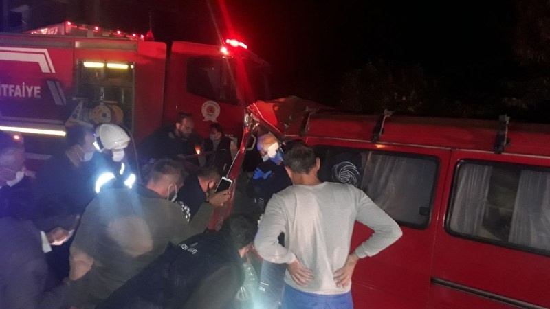 Minibüsün tıra çarptığı kazada can pazarı
