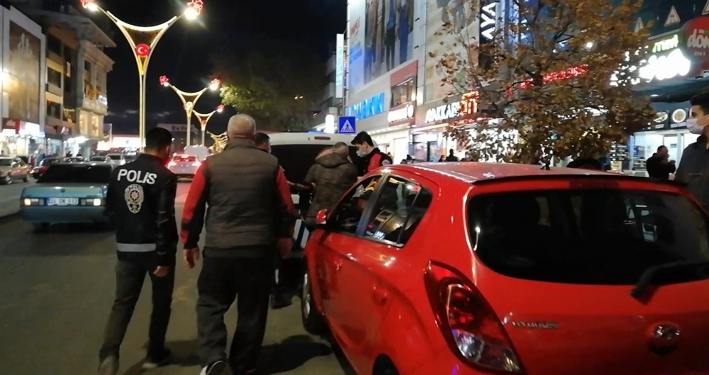 Maskeyi uygun takmadığı için yazılan cezaya tepki gösteren şahıs gözaltına alındı
