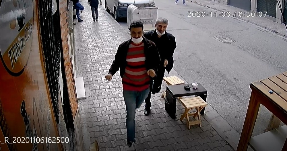 Herkesin gözü önünde vatandaşların ceplerinden paralarını çaldılar