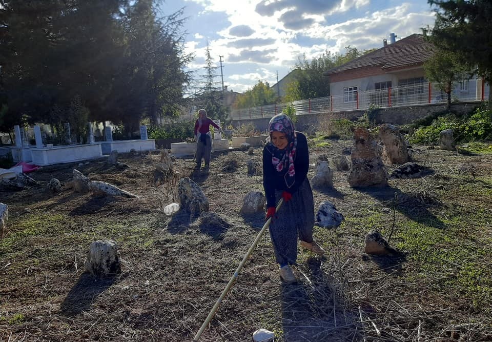 Belediye bakımını yapmayınca devreye kadınlar girdi