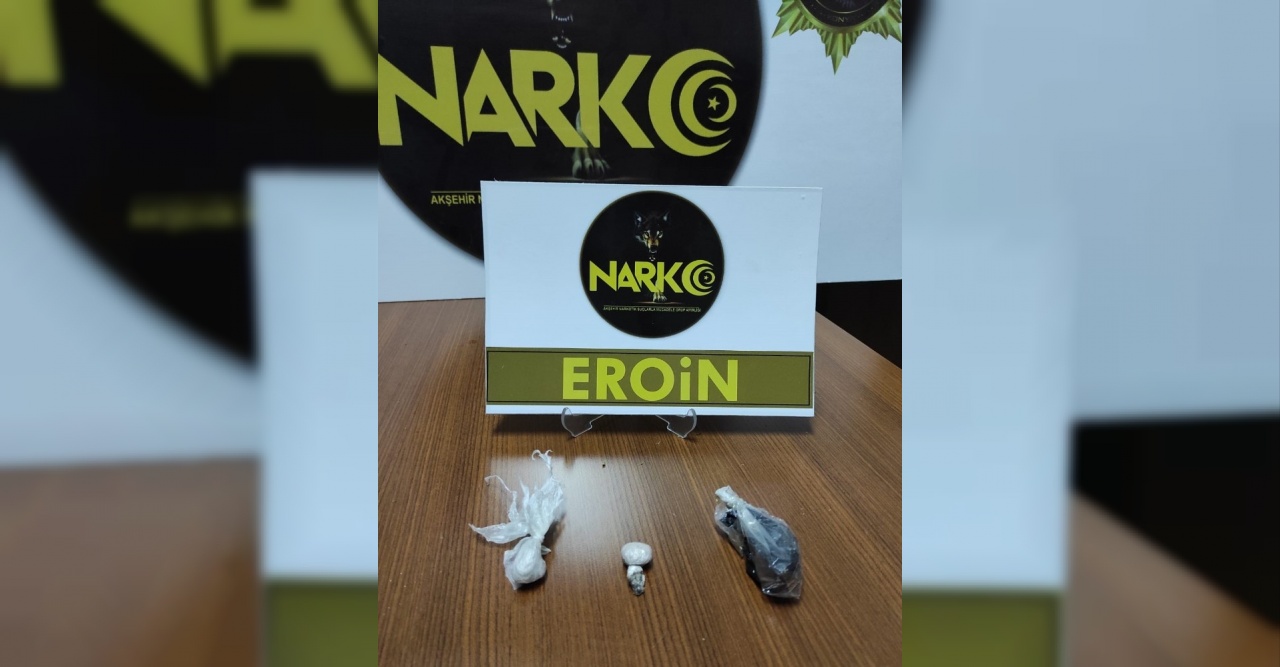 Polisin durdurduğu otomobildeki şahısların üzerinden 12 gram eroin ele geçirildi