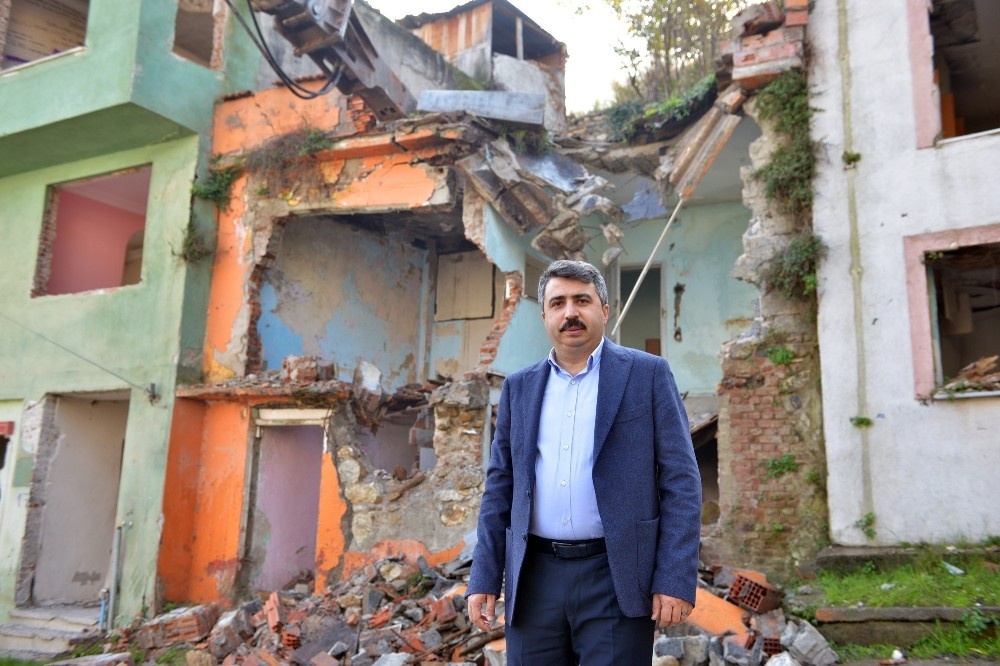 Mollaarap’ta heyelanlı bölgede kamulaştırılan binalar yıkılıyor