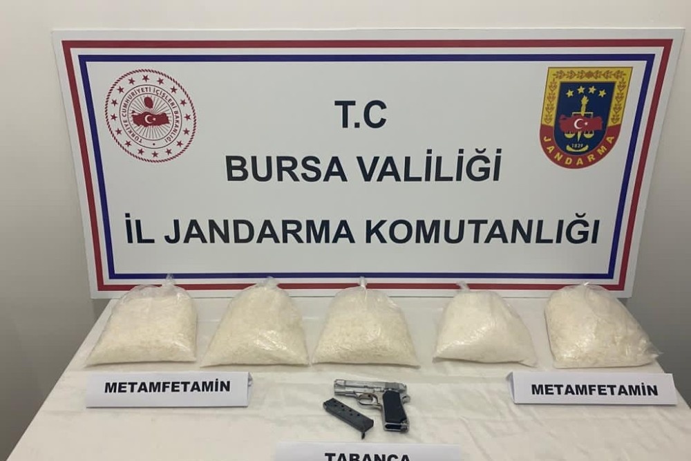 Otomobilin zulasından 1.5 milyon liralık uyuşturucu çıktı