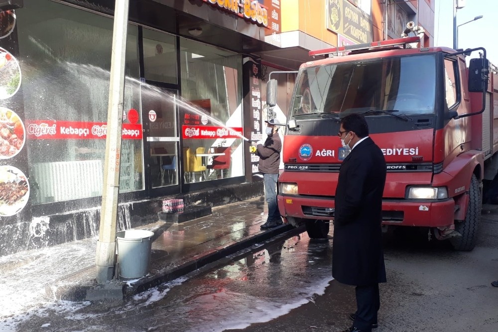Ağrı’da cadde ve sokaklar korona virüse karşı sabunlu su ile yıkanıyor