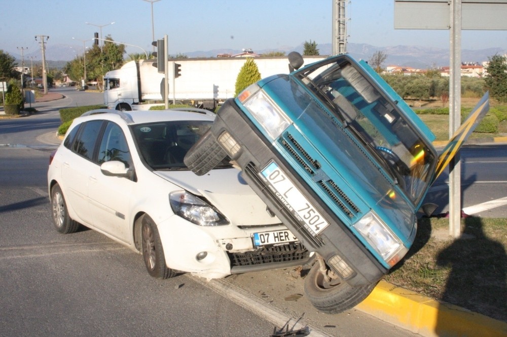 Antalya’da yürekleri ağızlara getiren trafik kazası