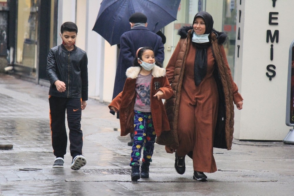 Samsun’da yağmur yağdı, maske düştü