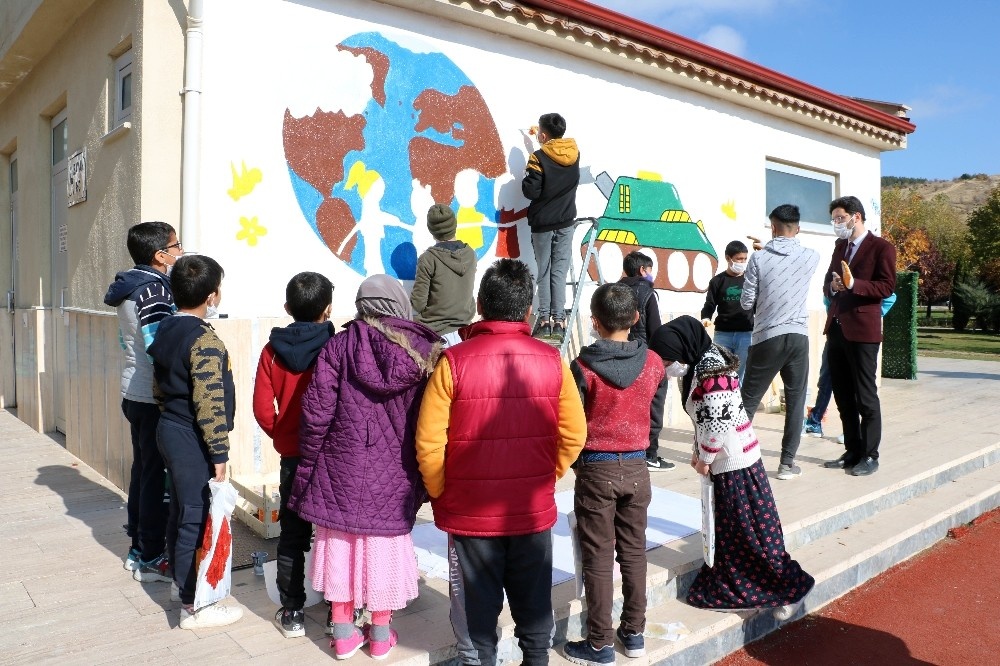 Savaş karşıtı çocuklar yaptıkları resimle barış ve özgürlük mesajı verdi