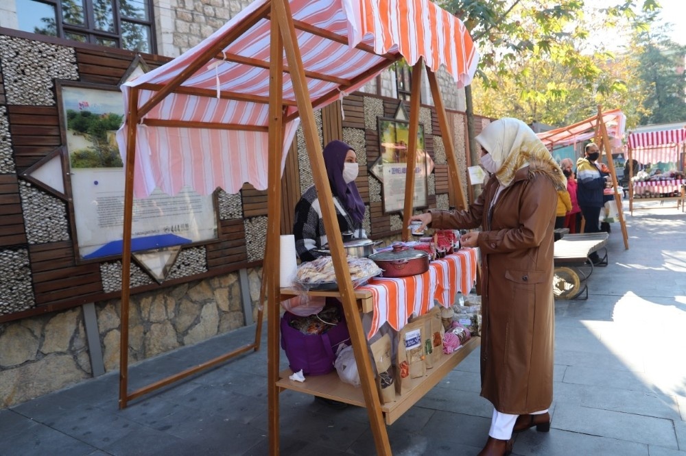Hanımeli Pazarı yoğun ilgi görüyor