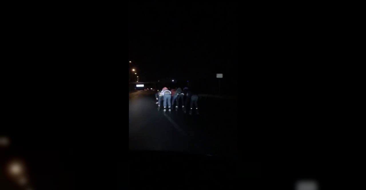 Karayolunda gece karanlığında patenle tehlikeli yolculuk