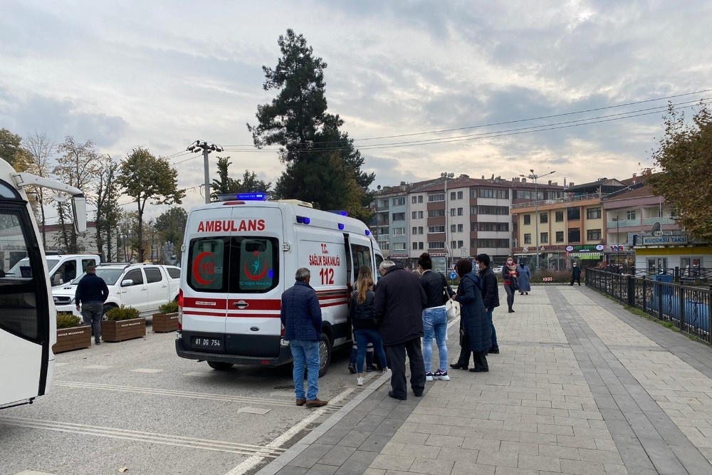 Yaşlı kadına otomobil çarptı