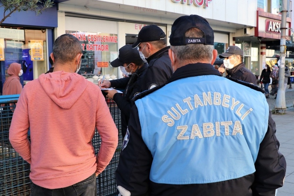 Sultanbeyli’deki meydanlarda drone ile sigara yasağı denetimi