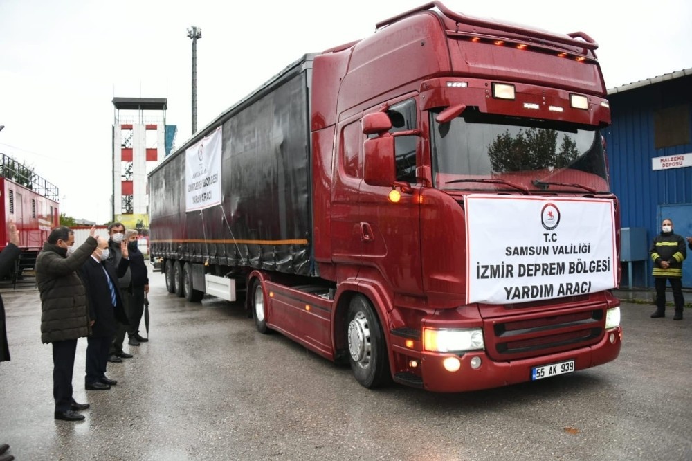 Samsun’dan İzmir’deki depremzedelere bir tır dolusu yardım