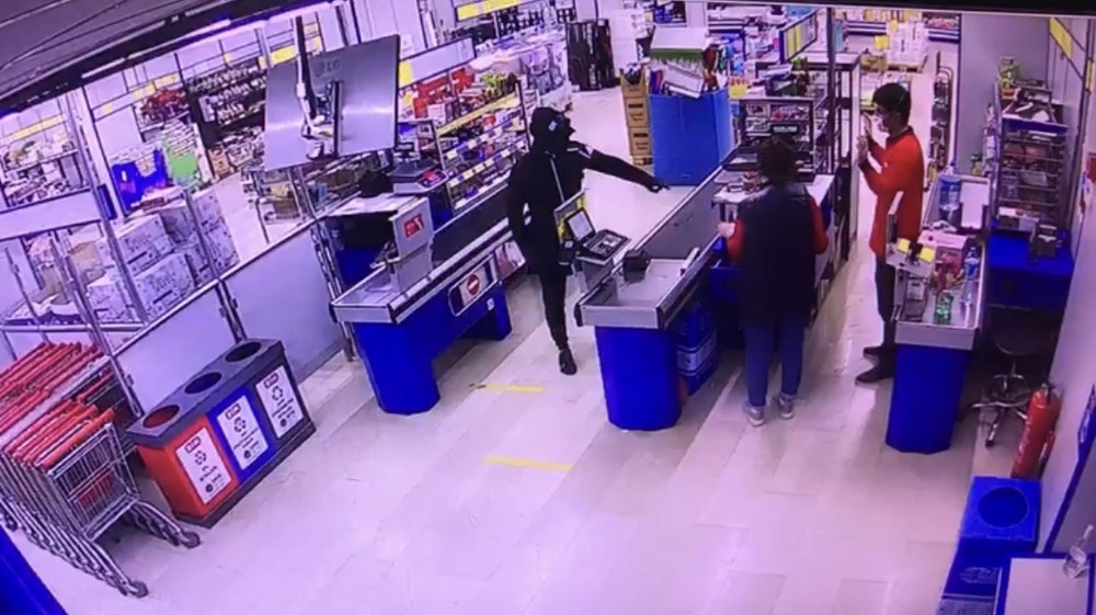 Süpermarketlere dadanan silahlı soyguncular pes dedirtti