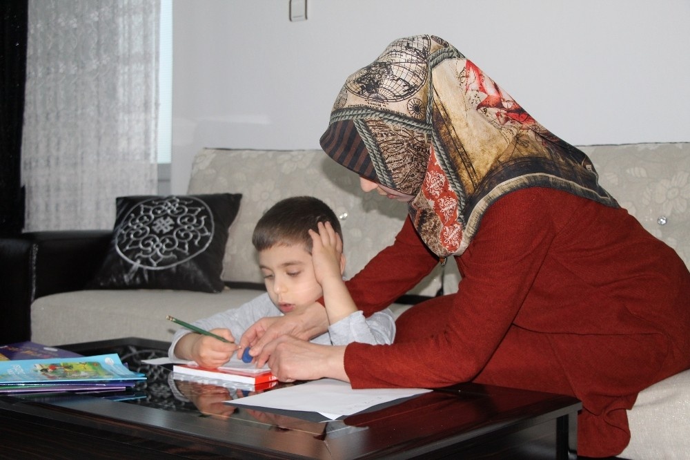 İşitme engelli anne, çocukları için okuma yazma öğreniyor