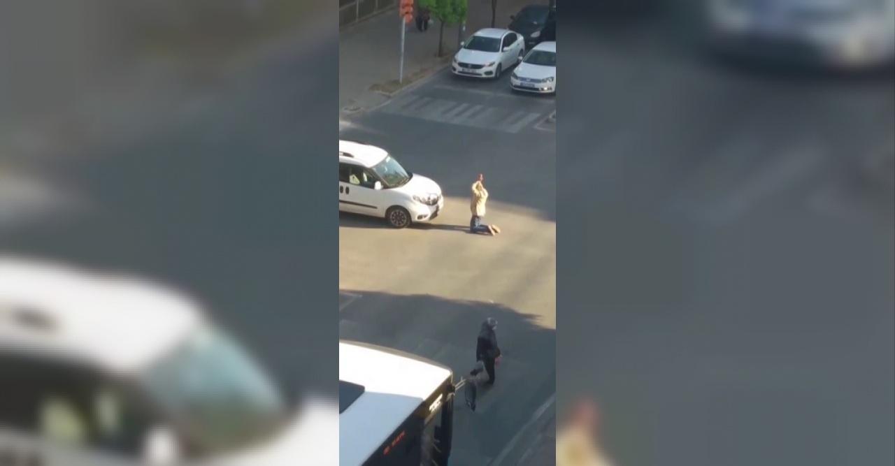 Cadde ortasında ne yaptığına kimse anlam veremedi