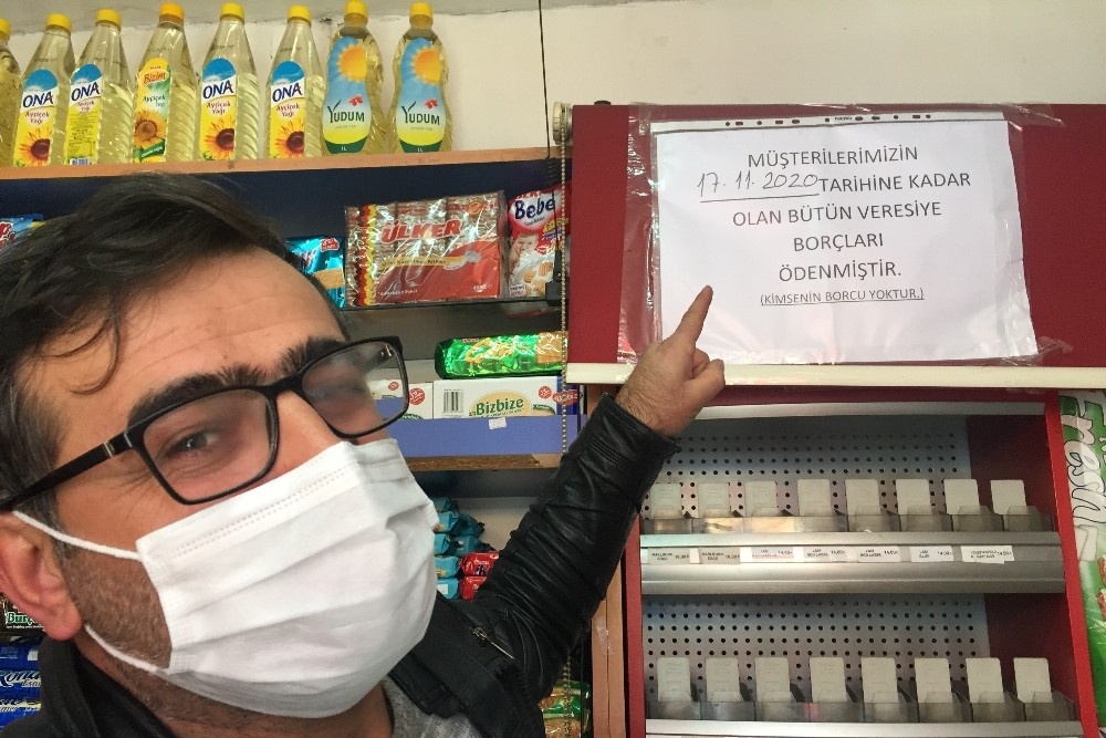 (Özel) İki hayırsever bakkal defterini satın aldı