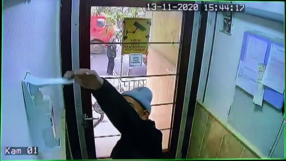 Sebze satıcısı sipariş getirdiği adreste ellerine sıktığı dezenfektanı alarak gitti