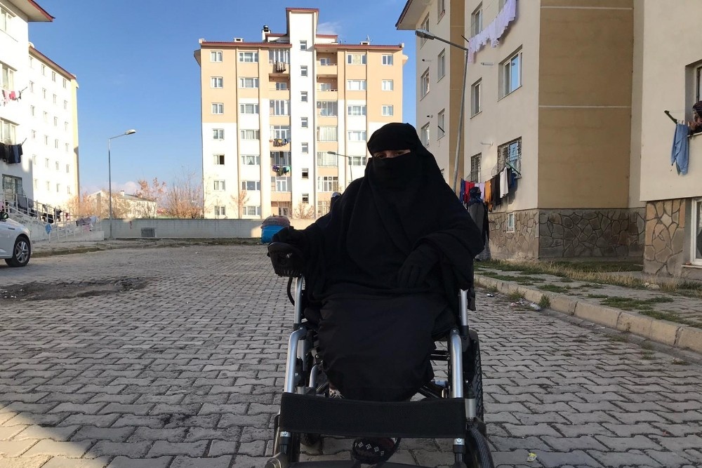 Cam kemik hastası kadın, akülü sandalyesine kavuştu