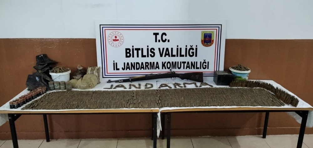 Bitlis’te teröristlere ait silah, kına ve ağda ele geçirildi